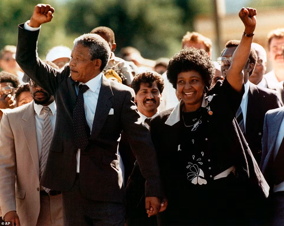Ngày 11/2/1990, Nelson Mandela và Winnie tay nắm chặt tay, gương mặt rạng rỡ khi ông được trả tự do sau 27 năm bị giam giữ ở nhà tù Victor, Cape Town.