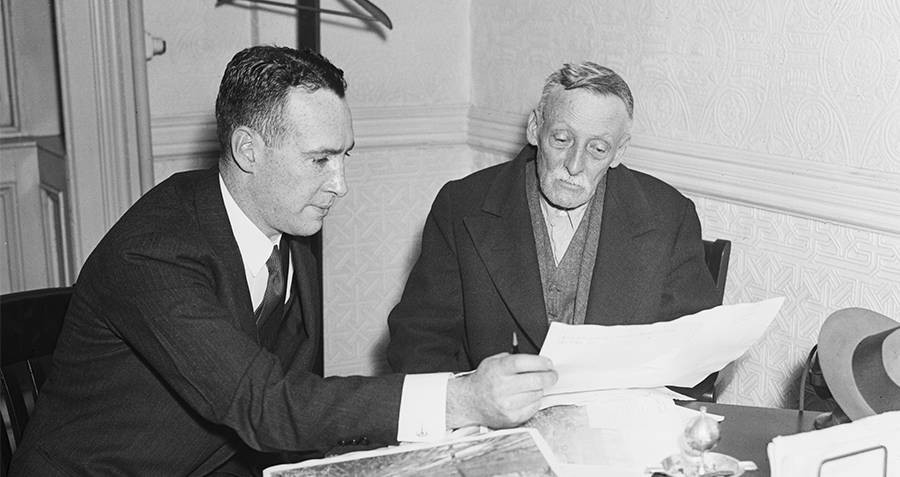 Năm 1880, mẹ Albert Fish đón gã về nhà sau khi có công việc ổn định. Hai năm sau, gã có quan hệ lệch lạc với một bé trai. Khi ấy, Albert Fish mới 12 tuổi.