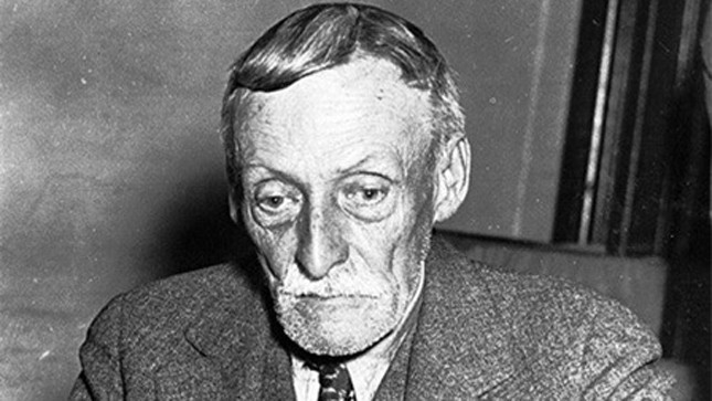 Mẹ của "ma cà rồng" Albert Fish mắc chứng bệnh ảo giác thính giác và thị giác. Sau khi cha chết, gã được mẹ gửi đến trại tế bần Saint John.
