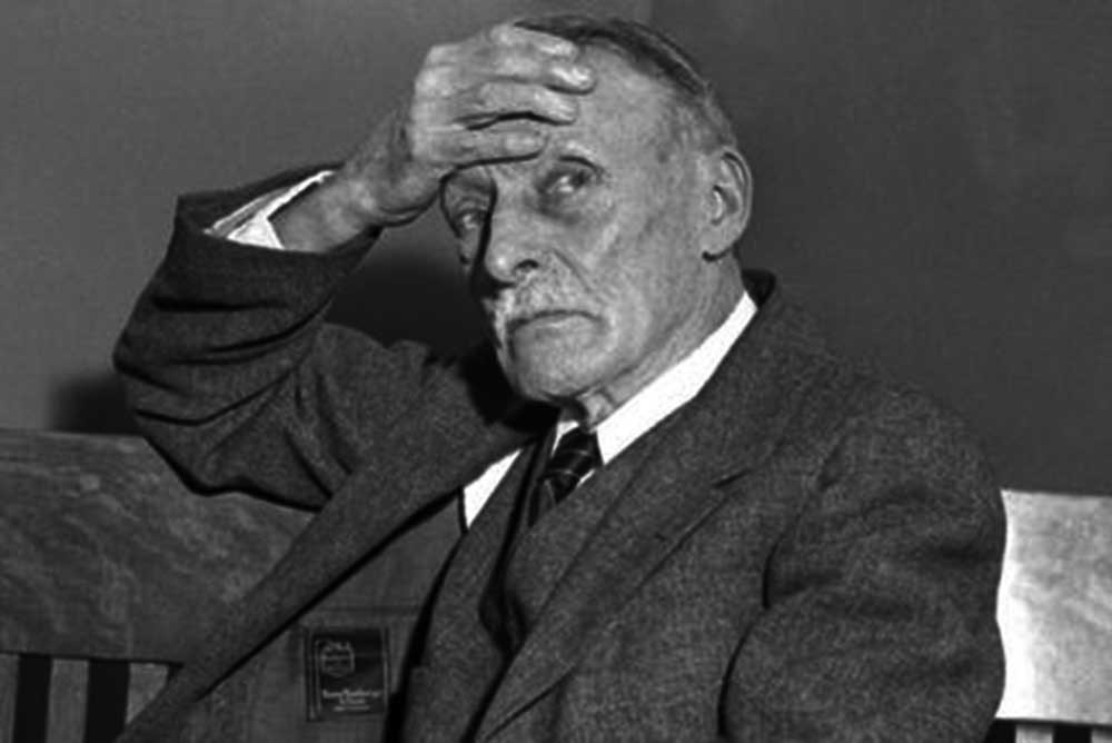 Tại đây, gã bị lạm dụng, đánh đập nên khi lớn lên trở thành kẻ bệnh hoạn, tìm niềm vui trong sự đánh đập.