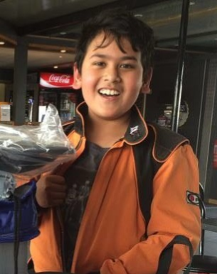 Trước giờ lên máy bay, Miguel ôm chặt lấy mẹ và nói: “Mẹ, con sẽ nhớ mẹ lắm. Chuyện gì sẽ xảy ra nếu như máy bay rơi?". Đáp lại mẹ của Miguel nói rằng mọi chuyện sẽ ổn.