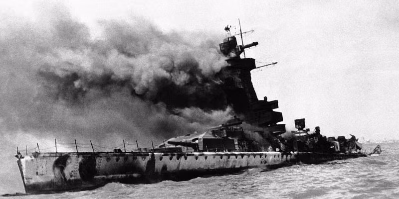 Khi Chiến tranh thế giới 2 nổ ra vào tháng 9/1939, Graf Spee - tàu chiến Đức quốc xã đang làm nhiệm vụ tuần tra ở Đại Tây Dương. Graf Spee có lượng giãn nước tới 16.000 tấn và được trang bị hải pháo cỡ nòng 279 mm. Đây là một trong những tàu chiến đầu tiên sử dụng hoàn toàn động cơ diesel.