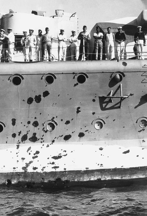 Vào sáng sớm 13/12/1939, 3 tàu của Hải quân Anh phát hiện cột khói của chiến hạm Graf Spee nên tăng tốc đuổi theo truy kích. Theo đó, một cuộc hải chiến dữ dội giữa các tàu Hải quân Anh với chiến hạm Graf Spee diễn ra. Ban đầu, tàu chiến của Đức có lợi thế khi khiến HMS Exeter, Achilles và Ajax của Anh trúng nhiều phát đạn.