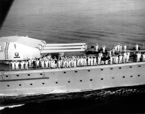 Trong bối cảnh trên, Hải quân Anh triển khai chiến dịch theo dõi nhằm lên kế hoạch đánh chìm chiến hạm Graf Spee của Đức quốc xã. Để săn lùng chiến hạm Graf Spee của Đức quốc xã, Hải quân Anh triển khai một số tàu chiến gồm có: tuần dương hạm hạng nặng HMS Exeter và 2 tàu tuần dương hạng nhẹ HMS Achilles và HMS Ajax.