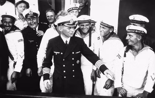 Trong tình hình trên, chính quyền Hitler ra lệnh thuyền trưởng Hans Langsdorff không được để chiến hạm Graf Spee rơi vào tay địch. Vì vậy, thuyền trưởng này quyết định tự đánh chìm chiến hạm Graf Spee vào ngày 17/12/1939.