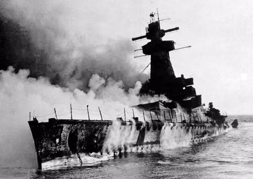 Vì vậy, thuyền trưởng Hans Langsdorff chỉ huy Graf Spee quyết định cho tàu cập cảng Montevideo của Uruguay vì không thể trở về nước an toàn trước vòng vây của các tàu chiến Anh. Tuy nhiên, khi đến cửa sông Plate, thuyền trưởng Langsdorff phát hiện mắc bẫy của lực lượng Anh. Nguyên do là vì luật pháp quốc tế quy định tàu chiến nước ngoài chỉ được lưu lại cảng trung lập trong 24 tiếng. Trong bối cảnh ấy, tàu của hải quân Anh canh sẵn ngoài cảng.