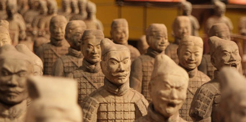 Một quan điểm khác nhận định đội quân đất nung trong lăng mộ Tần Thủy Hoàng được tạo ra dưới sự giúp đỡ của phương Tây.