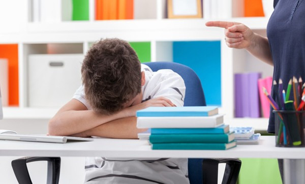 Su ‘trung phat’ dang so cua nguoi me khien nua dem con van doi hoc bai