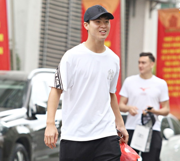 Chàng hậu vệ điển trai sở hữu phong cách thời trang tối giản nên những chiếc áo phông luôn là lựa chọn hàng đầu của anh. Trong lần diện mẫu áo của thương hiệu Newyork Yanker với giá khoảng 43 USD, Duy Mạnh được nhiều fan nữ khen là có nét giống các hot boy Hàn Quốc. Ảnh: Pose, @duymanh2909.