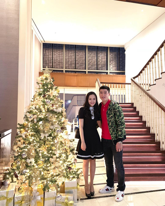 "Hot boy sân cỏ" thường biết cách phối đồ để không bị trùng lặp. Với chiếc áo mặc được 2 lớp, Duy mạnh như mang phong cách khác nhau. Anh trông chững chạc hơn khi mặc áo polo bên trong lớp khoác mang họa tiết camo. Đôi giày của Gucci có giá khoảng 650 USD cũng giúp nâng tầm set đồ của cầu thủ trẻ. Ảnh: @duymanh2909.