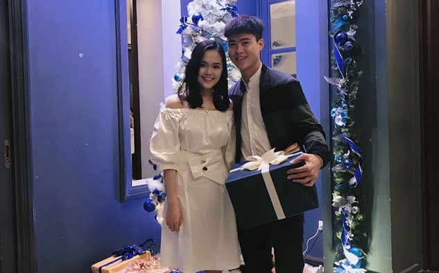 Trong những dịp hay sự kiện quan trọng, 9X thường khiến các fan nữ trầm trồ khi diện trang phục lịch lãm. "Theo mình, Mạnh đẹp nhất khi mặc sơ mi trắng" là lời chia sẻ của nicknam Beetocngo. Chàng hậu vệ cũng khéo léo kết hợp cùng áo bomber sọc to đồng điệu với quần để tạo vẻ trẻ trung nhưng vẫn đảm bảo tính trang trọng. Ảnh: @duymanh2909.