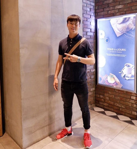 Sở hữu chiều cao lý tưởng và gương mặt trẻ trung, những bộ đồ hơi đứng tuổi cũng không thể làm khó được Duy Mạnh. Ngoài phông sáng màu, những chiếc áo dáng polo là vật thường thấy trong tủ đồ của 9X. Nổi bật trên nền đồ sẫm màu là đôi giày sneakers với sắc đỏ và đồng hồ bản to. Ảnh: @duymanh2909.