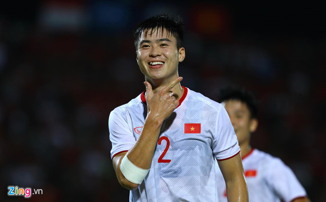 Tối 15/10, đội tuyển Việt Nam đánh bại đối thủ Indonesia với tỷ số 3-1 trong khuôn khổ vòng loại World Cup 2022. Đây là lần đầu tiên sau 20 năm, đội quân sao vàng được hưởng niềm vui chiến thắng khi làm khách tại xứ vạn đảo. Đỗ Duy Mạnh được khen "đẹp trai nhất hội cầu thủ" nhờ màn tạo dáng "cool ngầu" khi ăn mừng bàn thắng đầu tiên. Ảnh: Minh Chiến.