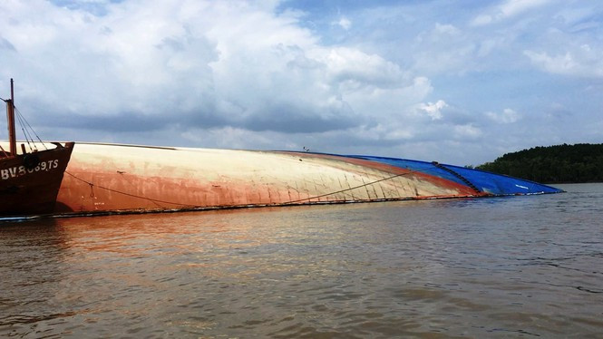 Trước đó, vào gần 2h sáng nay, tàu chở hàng có tải trọng 8.000 tấn, chở theo gần 300 container di chuyển từ TPHCM đi TP Hải Phòng.