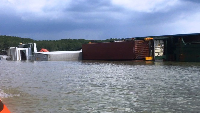 Hiện cơ quan chức năng vẫn đang tiếp tục ngăn dầu chảy ra từ con tàu bị chìm, tiến hành trục vớt các container trôi trên sông.