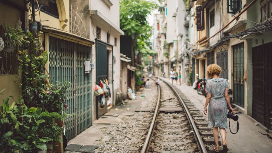 Tờ CNN dẫn lời ông Hà Văn Siêu – Phó Tổng cục trưởng Tổng cục Du lịch Việt Nam cho hay dù các quán cafe đường tàu khá hút khách nhưng hoạt động này trên thực tế vi phạm một số quy định.