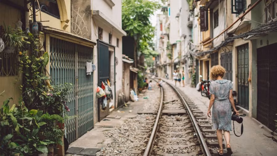 Tờ CNN dẫn lời ông Hà Văn Siêu – Phó Tổng cục trưởng Tổng cục Du lịch Việt Nam cho hay dù các quán cafe đường tàu khá hút khách nhưng hoạt động này trên thực tế vi phạm một số quy định.