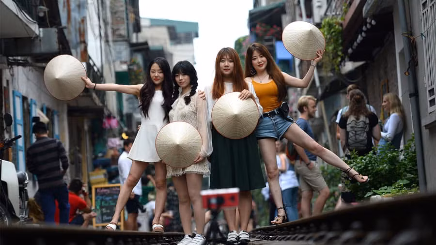 Quyết định "xóa sổ" phố cafe đường tàu Phùng Hưng được đưa ra sau khi một chuyến tàu đi qua khu vực này ngày 6/10 buộc phải dừng lại vì có quá nhiều du khách ở đường ray.