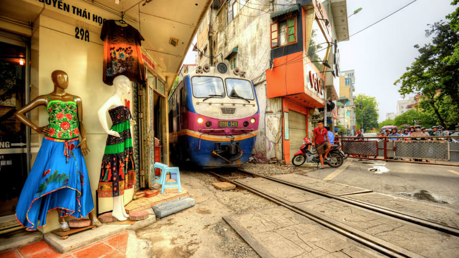 Mới đây, chính quyền Hà Nội yêu cầu các quán cafe nằm dọc đoạn đường tàu nổi tiếng phải đóng cửa trước ngày 12/10 với lý do là gây nguy hiểm cho tính mạng con người.