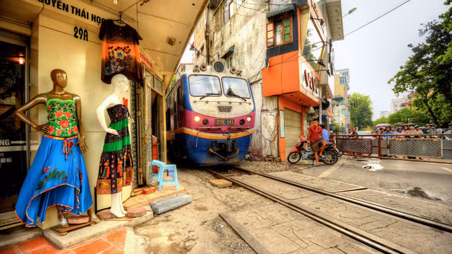 Mới đây, chính quyền Hà Nội yêu cầu các quán cafe nằm dọc đoạn đường tàu nổi tiếng phải đóng cửa trước ngày 12/10 với lý do là gây nguy hiểm cho tính mạng con người.