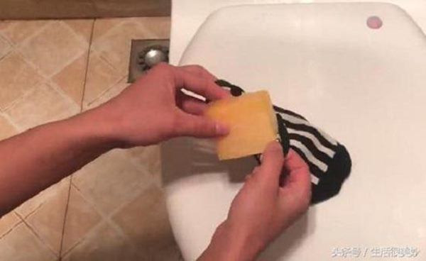 Vo nhet xa bong vao tat tha trong bon cau, chong soc khi biet ly do