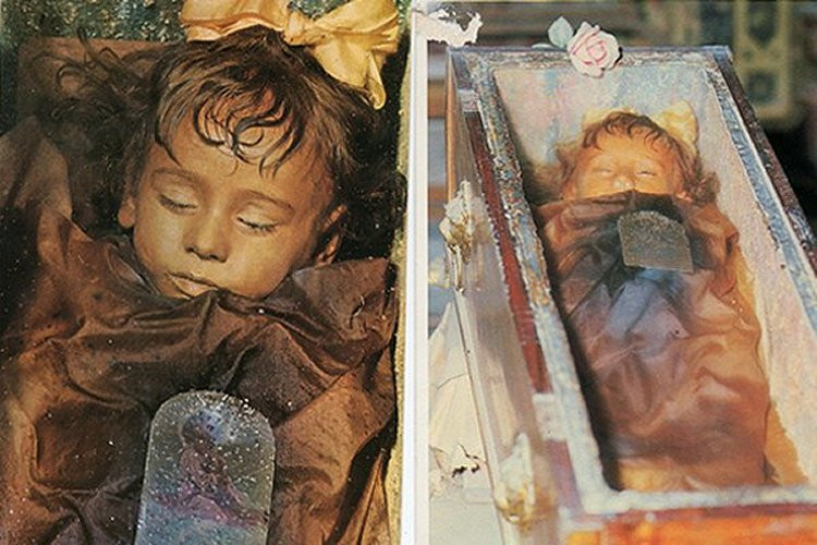 Giới chuyên gia cũng như công chúng vô cùng kinh ngạc trước sự hoàn hảo đến khó tin của xác ướp bé gái 2 tuổi Rosalia Lombardo trong hầm mộ Cappuccini, Italy.