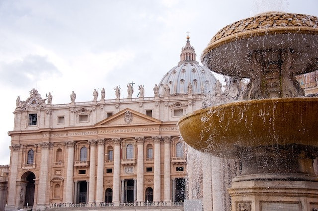 Văn khố bí mật hay còn gọi Mật khố, Thư viện mật của Vatican lưu giữ những tài liệu, thư tịch quý giá và cổ xưa có niên đại lên tới hàng nghìn năm.