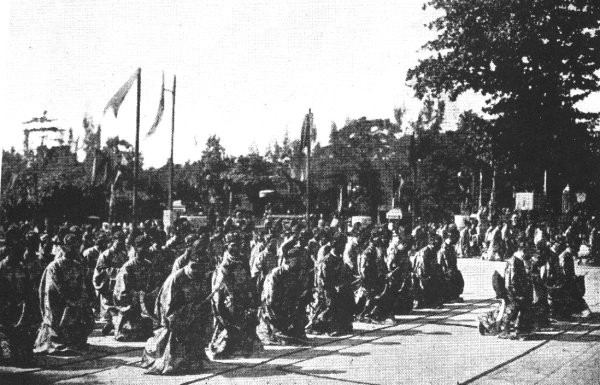 Các quan lại đại thần hành lễ trong sân Rồng.