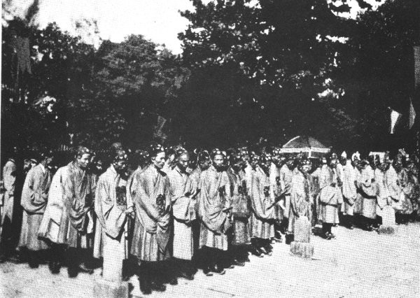 Sau khi hành lễ, các quan viên đứng chầu trong sân Rồng.