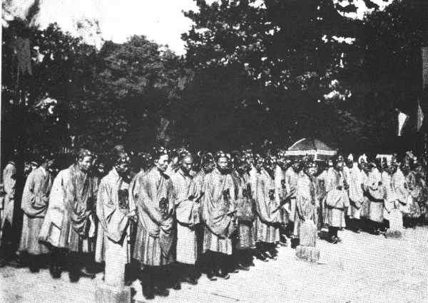 Sau khi hành lễ, các quan viên đứng chầu trong sân Rồng.