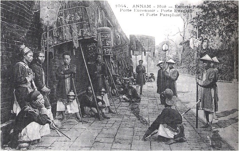 Một nhóm vệ binh ngồi nghỉ ngơi khi không làm nhiệm vụ.