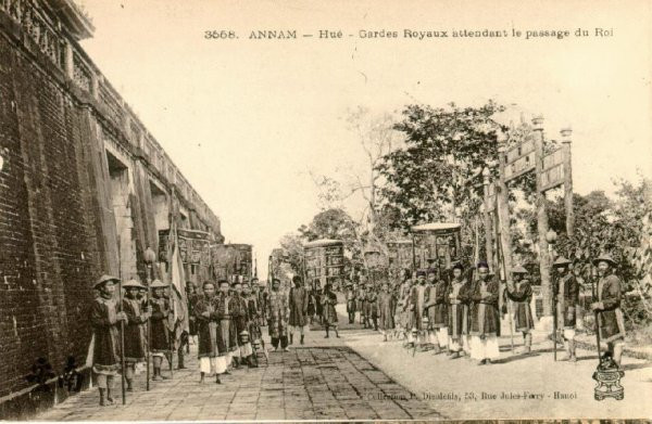 Các triều đại phong kiến Việt Nam kéo dài hàng trăm năm với nhiều sự kiện thăng trầm. Các nhiếp ảnh gia chụp được một số bức ảnh giá trị về giai đoạn lịch sử quan trọng này.