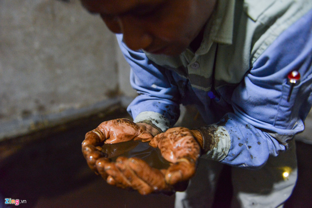 Ông Quách Đức Long (nhân viên BQL tòa nhà, người trực tiếp cọ rửa bể) cho biết ngay lúc mở nắp đậy, ông đã phát hiện không khí dưới bể bốc lên mùi khét rất khó chịu. Càng hút bớt nước và cọ rửa thì mùi đó càng nồng nặc hơn, nước thì đen kịt, nhiều cặn nhớt ngửi như mùi dầu thải.