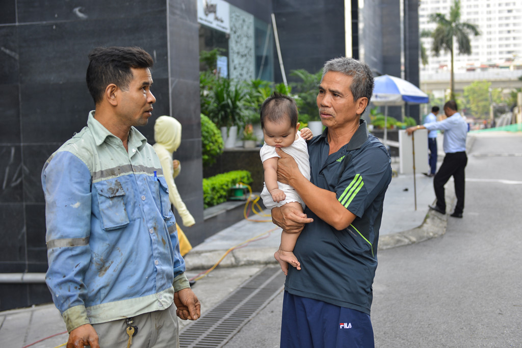 Ông Hoàng Danh Trung (64 tuổi, cư dân tòa nhà C) bức xúc cho biết từ ngày xảy ra sự cố nước bẩn, gia đình ông bị ám ảnh, ăn cũng thấy mùi uống cũng thấy mùi hôi. "Gia đình tôi phải mua 20 bình nước sạch 20 lít với giá 50.000 đồng mỗi bình để sinh hoạt", ông cho biết.