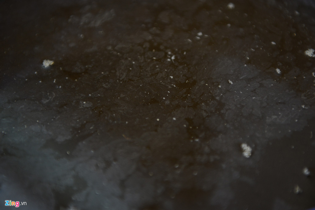 Mặt sàn các bể ngầm đen kịt, nước được thu gom vào xô nổi váng và bốc mùi khó chịu giống dầu.