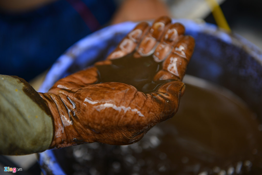 Anh Nguyễn Đình Tuấn (nhân viên công ty môi trường, người có kinh nghiệm thau rửa bể chuyên nghiệp) chia sẻ công việc thau dọn bể lần này khó khăn phức tạp hơn các bể thông thường. "Khả năng phải dùng nhiều biện pháp kết hợp để loại bỏ hoàn toàn dầu bám ở thành và đáy", anh nói.