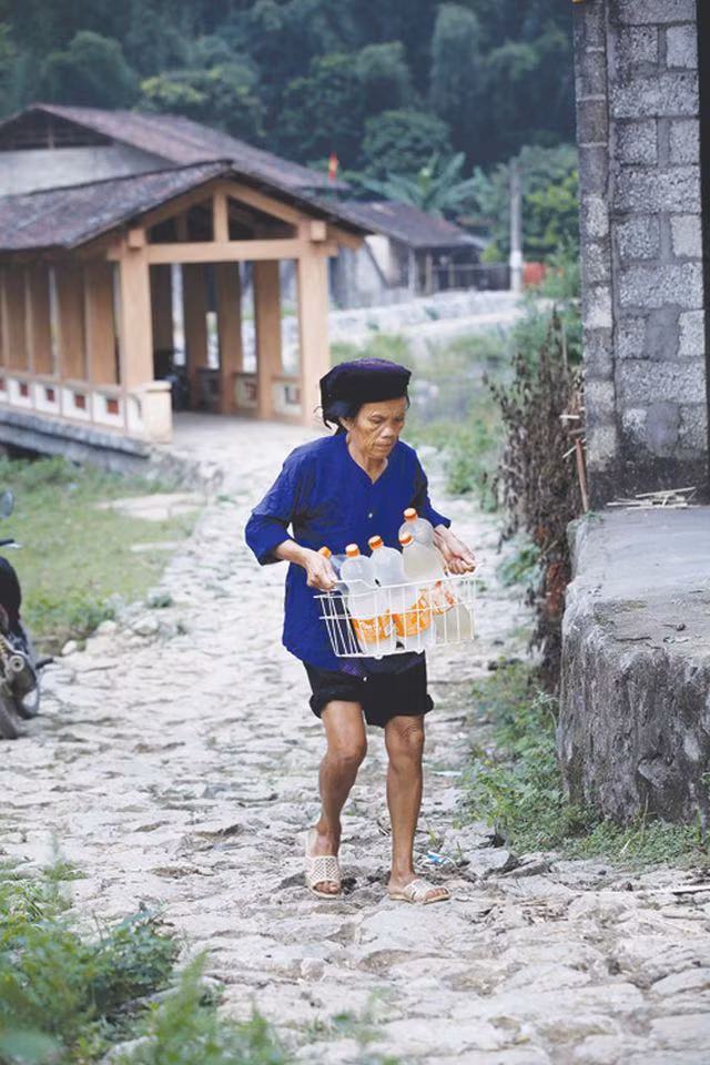 Những con đường, khoảng sân trong thôn đều được xếp kín đá. 