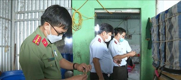 Bạc Liêu: Cơ sở bơm tạp chất vào tôm bị phạt 60 triệu đồng Bac Lieu: Co so bom tap chat vao tom bi phat 60 trieu dong