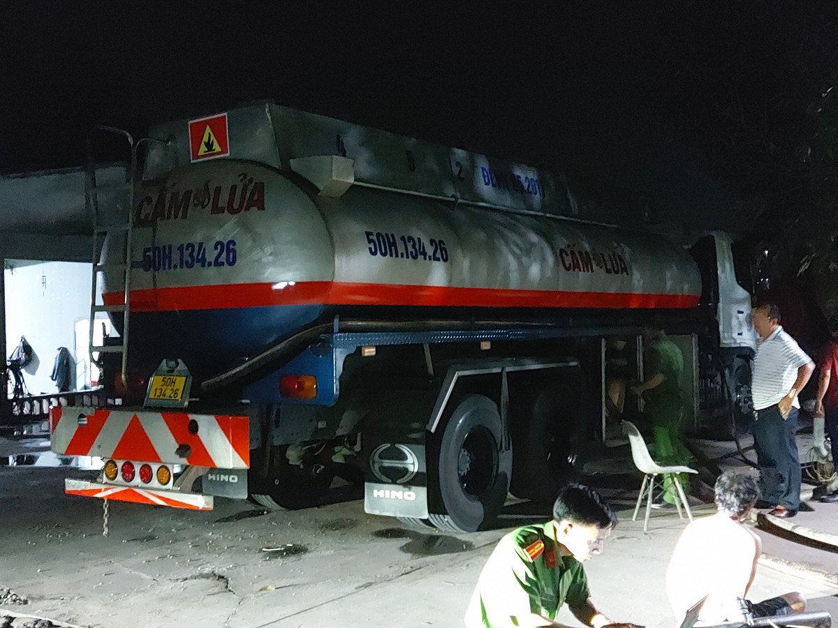 Ba Ria - Vung Tau: Khoi to, bat giam 3 doi tuong san xuat, buon xang gia-Hinh-2