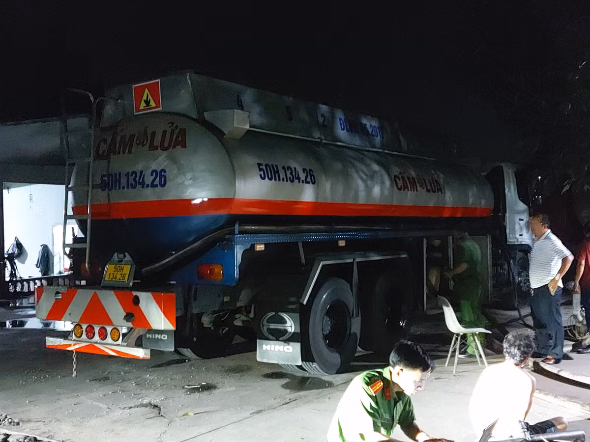 Ba Ria - Vung Tau: Khoi to, bat giam 3 doi tuong san xuat, buon xang gia-Hinh-2