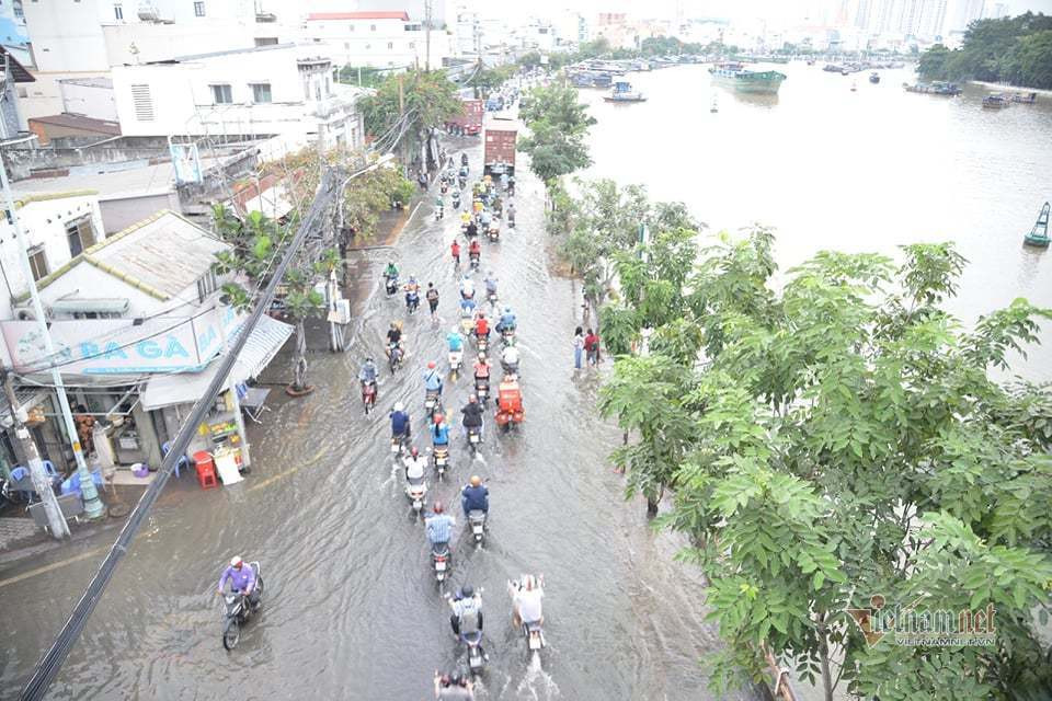 Người dân TP.HCM ngã sõng soài trên đường ngập do triều cường vượt báo động