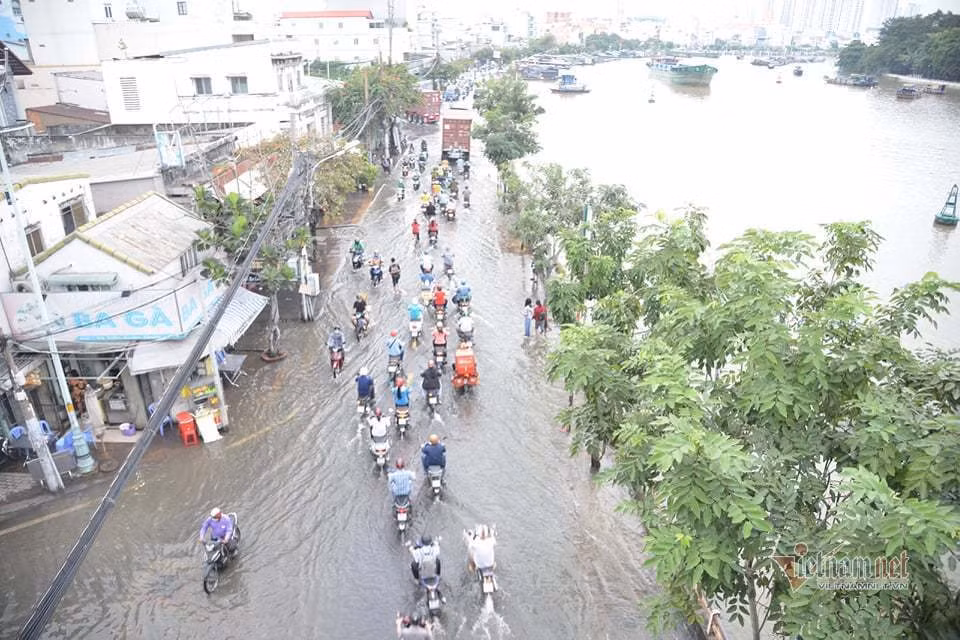 Người dân TP.HCM ngã sõng soài trên đường ngập do triều cường vượt báo động