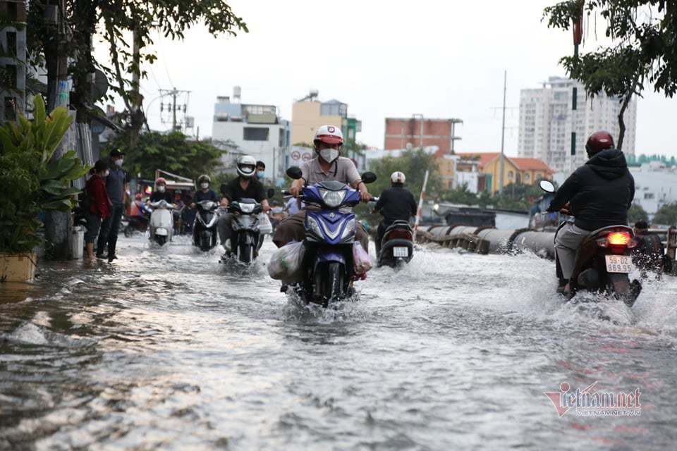 Khoảng 17h chiều 22/10, nước trên hệ thống sông, kênh rạch ở TP.HCM dâng cao tràn lên mặt đường, hẻm gây ngập úng ở nhiều điểm.