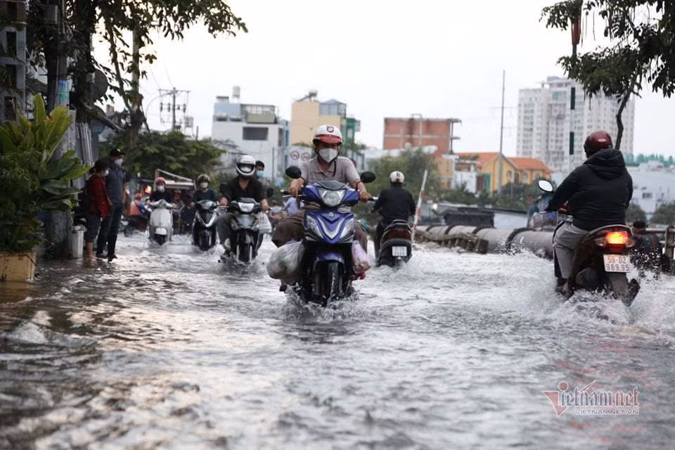 Khoảng 17h chiều 22/10, nước trên hệ thống sông, kênh rạch ở TP.HCM dâng cao tràn lên mặt đường, hẻm gây ngập úng ở nhiều điểm.