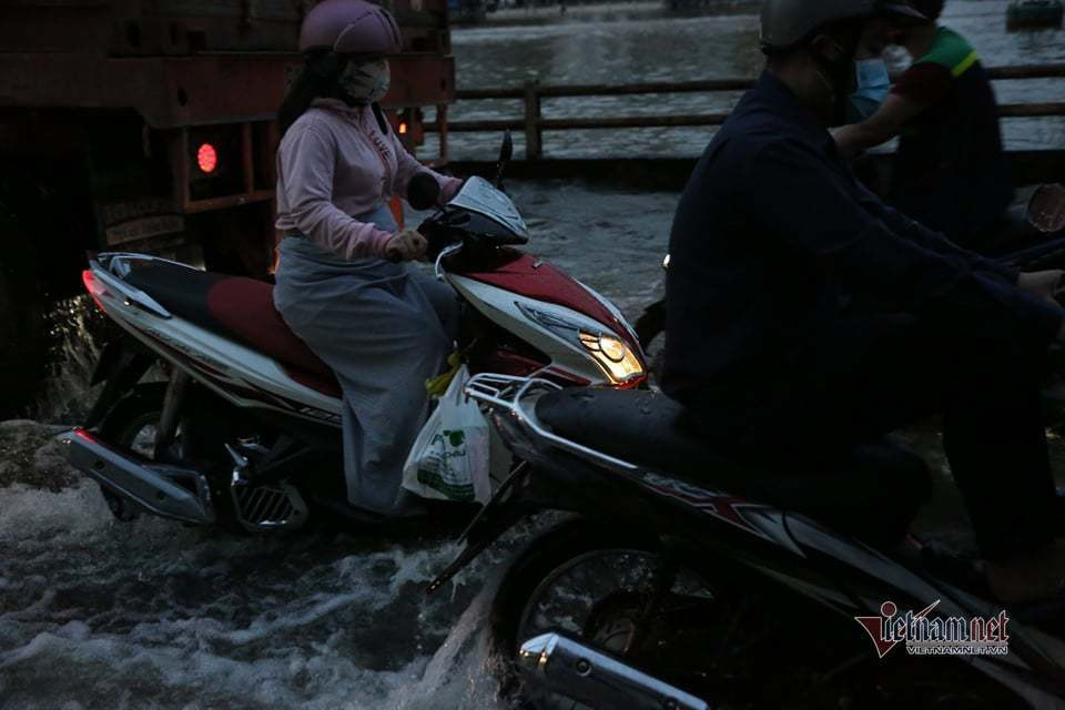 Theo Đài Khí tượng thủy văn khu vực Nam Bộ, mực nước tại các trạm vùng hạ lưu sông Sài Gòn, sông Đồng Nai đang lên nhanh theo kỳ triều cường rằm tháng 9 âm lịch và ở mức cao