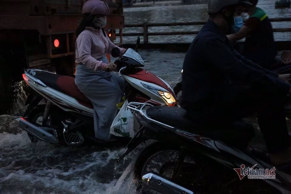 Theo Đài Khí tượng thủy văn khu vực Nam Bộ, mực nước tại các trạm vùng hạ lưu sông Sài Gòn, sông Đồng Nai đang lên nhanh theo kỳ triều cường rằm tháng 9 âm lịch và ở mức cao