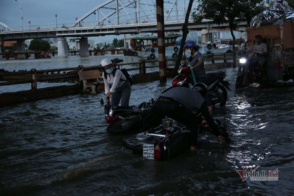 Người dân TP.HCM ngã sõng soài trên đường ngập do triều cường vượt báo động