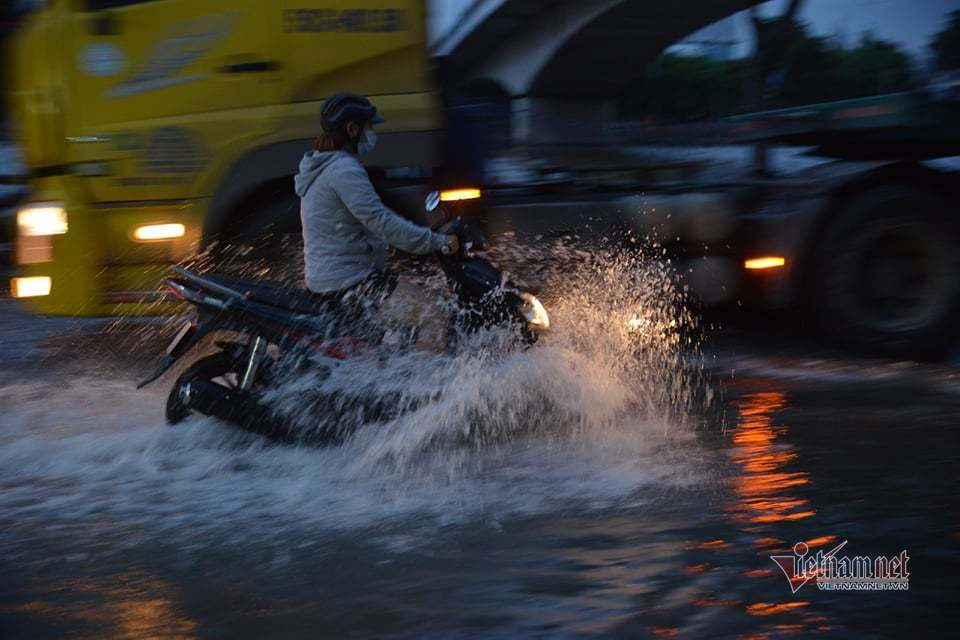 Tại trạm Phú An (trên sông Sài Gòn) và trạm Nhà Bè (trên kênh Đồng Điền), triều cường trong ngày 22/10 đạt mức từ 1,6 – 1,65 m, xấp sỉ và vượt mức báo động 3 là 0,05 m. Thời gian xuất hiện triều cường buổi sáng từ 5h đến 7h và buổi chiều từ 17h đến 19h.