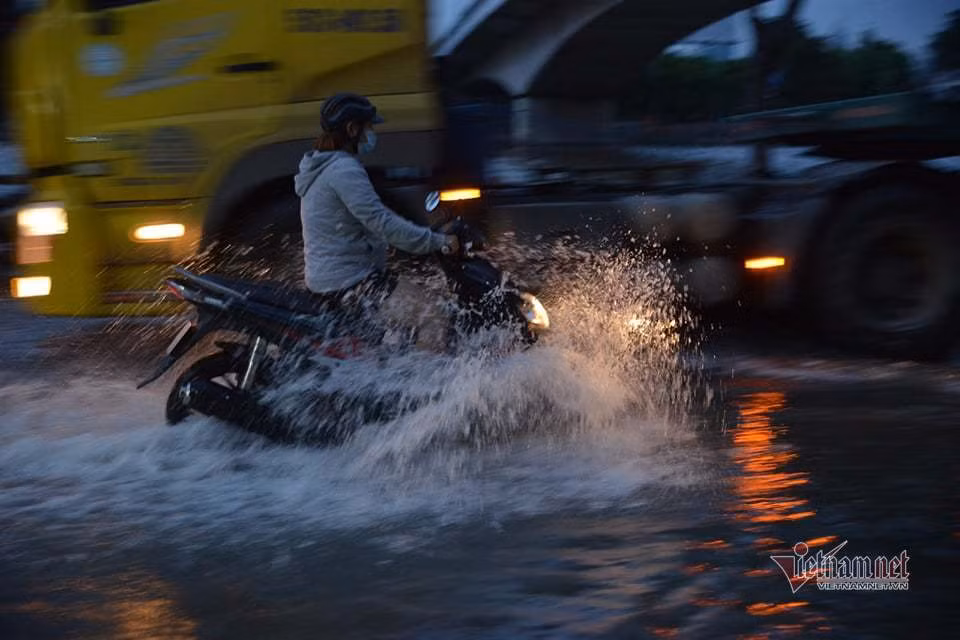 Tại trạm Phú An (trên sông Sài Gòn) và trạm Nhà Bè (trên kênh Đồng Điền), triều cường trong ngày 22/10 đạt mức từ 1,6 – 1,65 m, xấp sỉ và vượt mức báo động 3 là 0,05 m. Thời gian xuất hiện triều cường buổi sáng từ 5h đến 7h và buổi chiều từ 17h đến 19h.