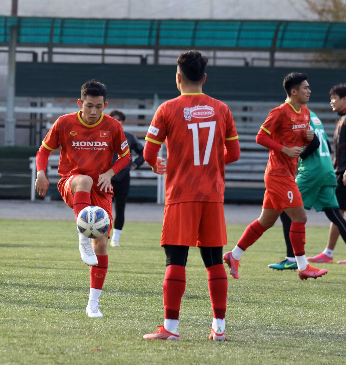 Tinh thần và sự tự tin của các cầu thủ đang lên cao sau 2 trận giao hữu trước U23 Tajikistan (hòa 1-1) và Kyrgryzstan (thắng 3-0). Tiền đạo Lê Xuân Tú (số 21) đóng góp 1 bàn thắng và kiếm được 1 quả phạt đền.